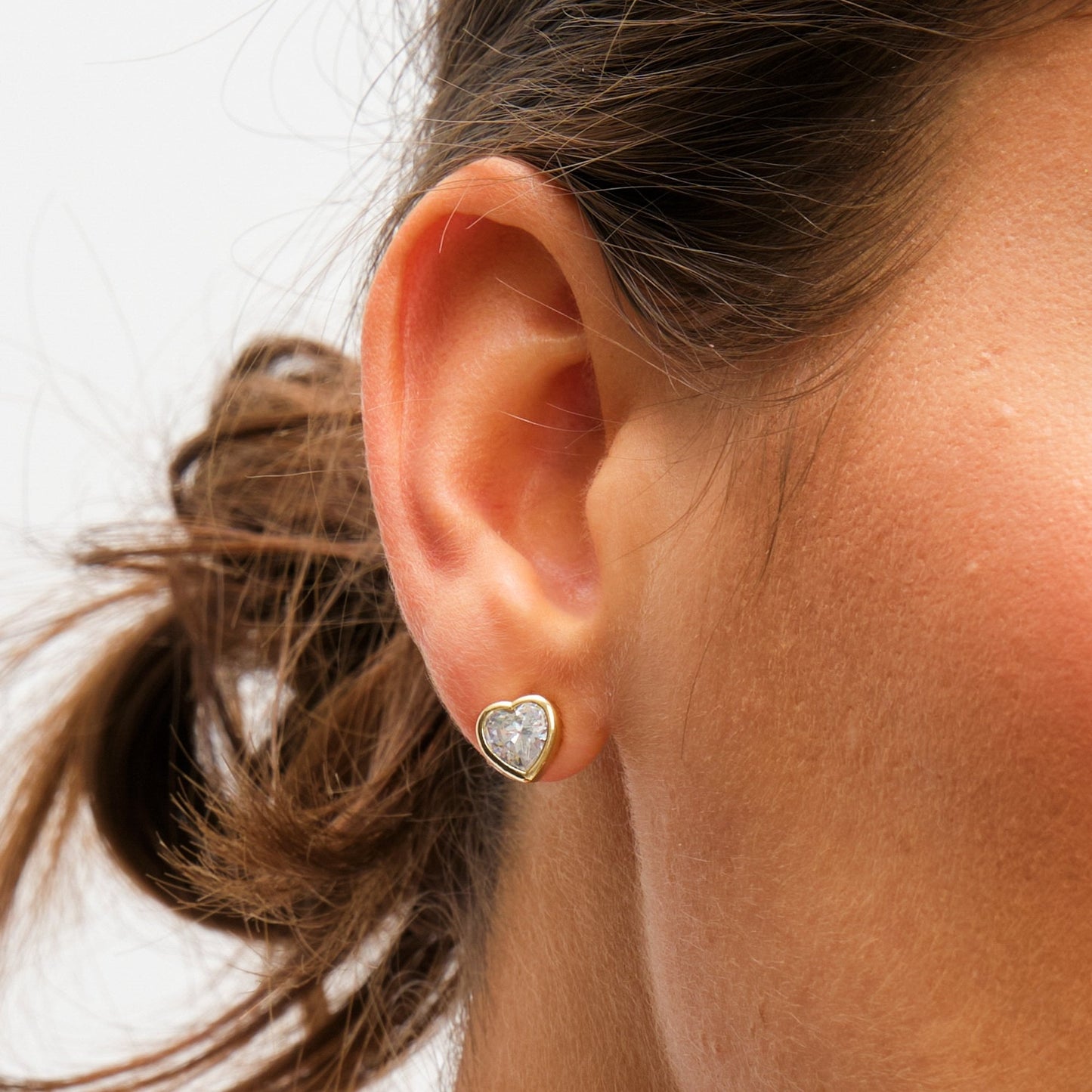 BEZEL HEART STUD EARRINGS