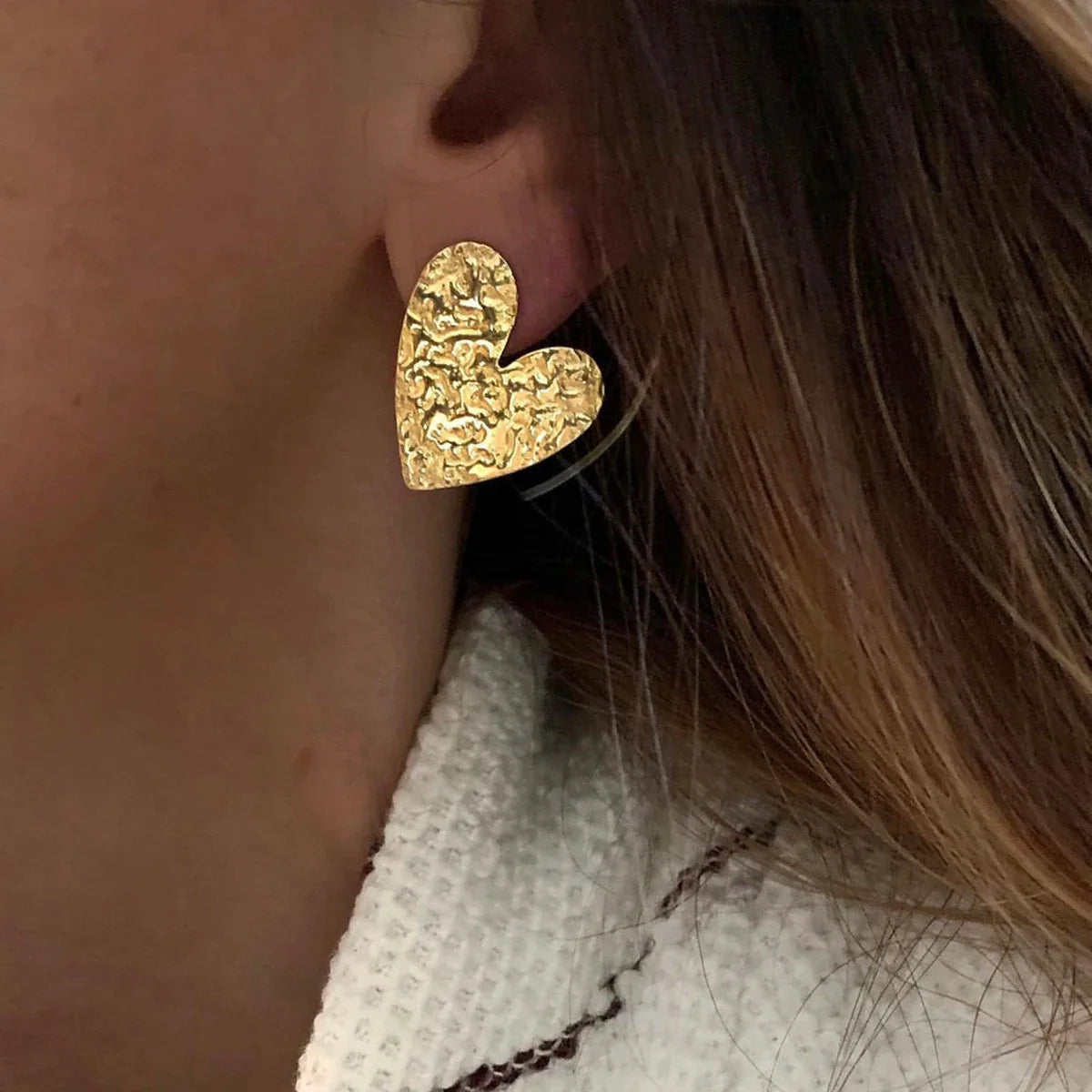 DOTTED HEART PLATE STUD EARRINGS