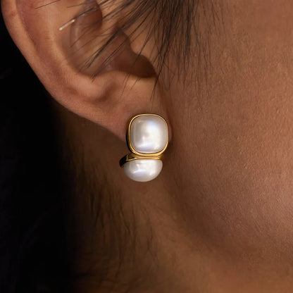 THE DOUBLE PEARL STUD EARRINGS
