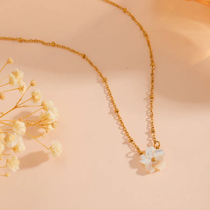 WHITE FLOWER NECKLACE