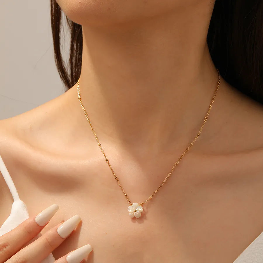 WHITE FLOWER NECKLACE